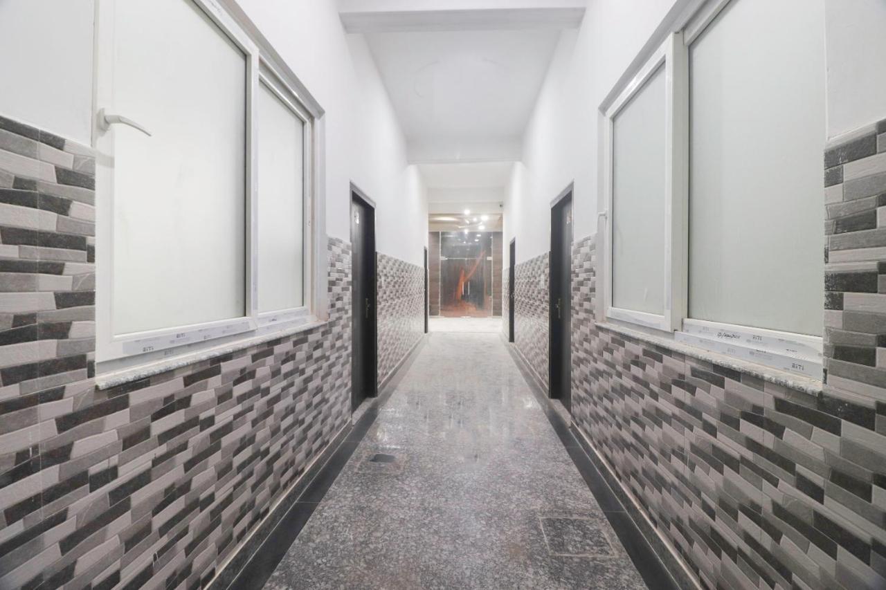 Oyo 67215 Shri Hit Radha Bhawan Hotel Vrindāvan Buitenkant foto