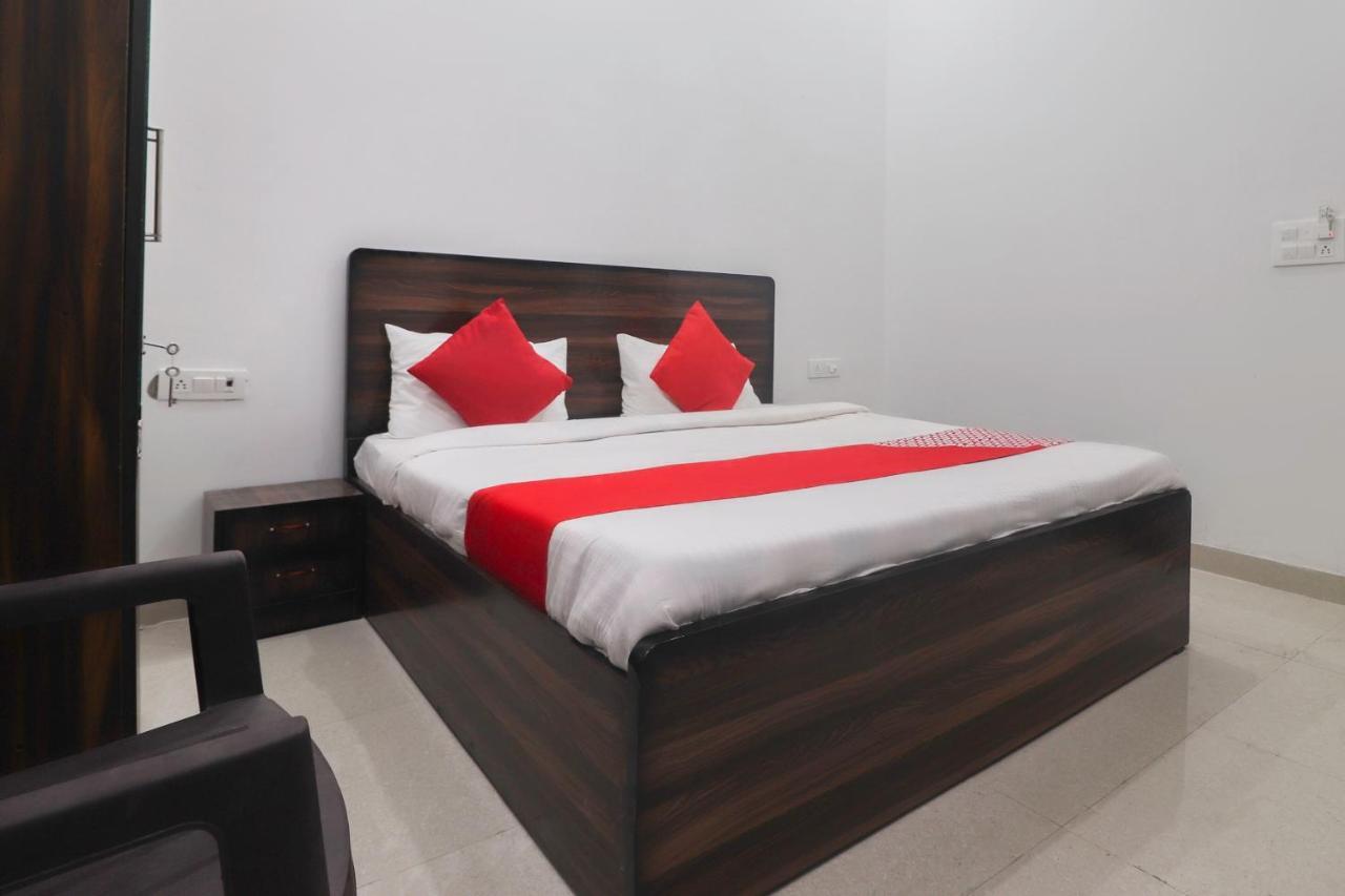 Oyo 67215 Shri Hit Radha Bhawan Hotel Vrindāvan Buitenkant foto