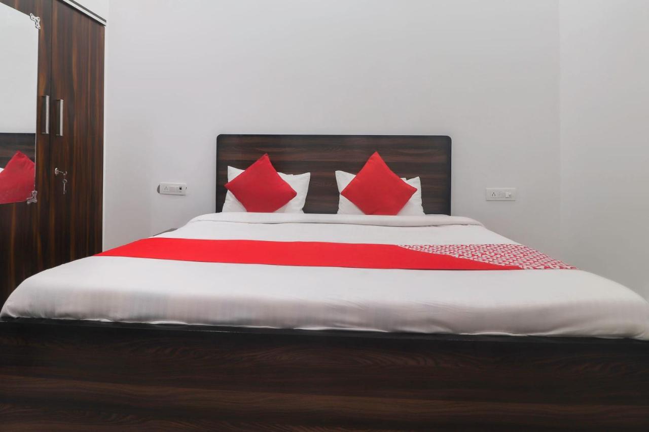 Oyo 67215 Shri Hit Radha Bhawan Hotel Vrindāvan Buitenkant foto